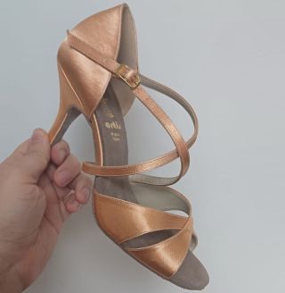 Model DL-8 vo svetle telovej farbe od značky Artis je tiež veľmi populárny. V prevedení s 8 cm Slim podpätkom 🤩...